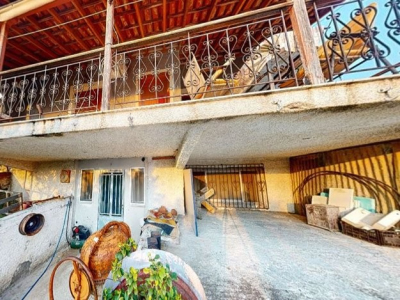 Leased Maisonette, Kymi